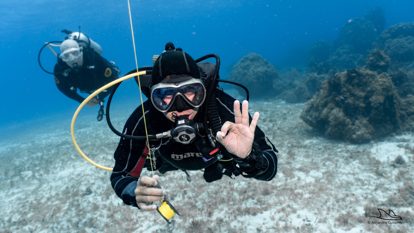 Two Cozumel Top Dive divers together underwater